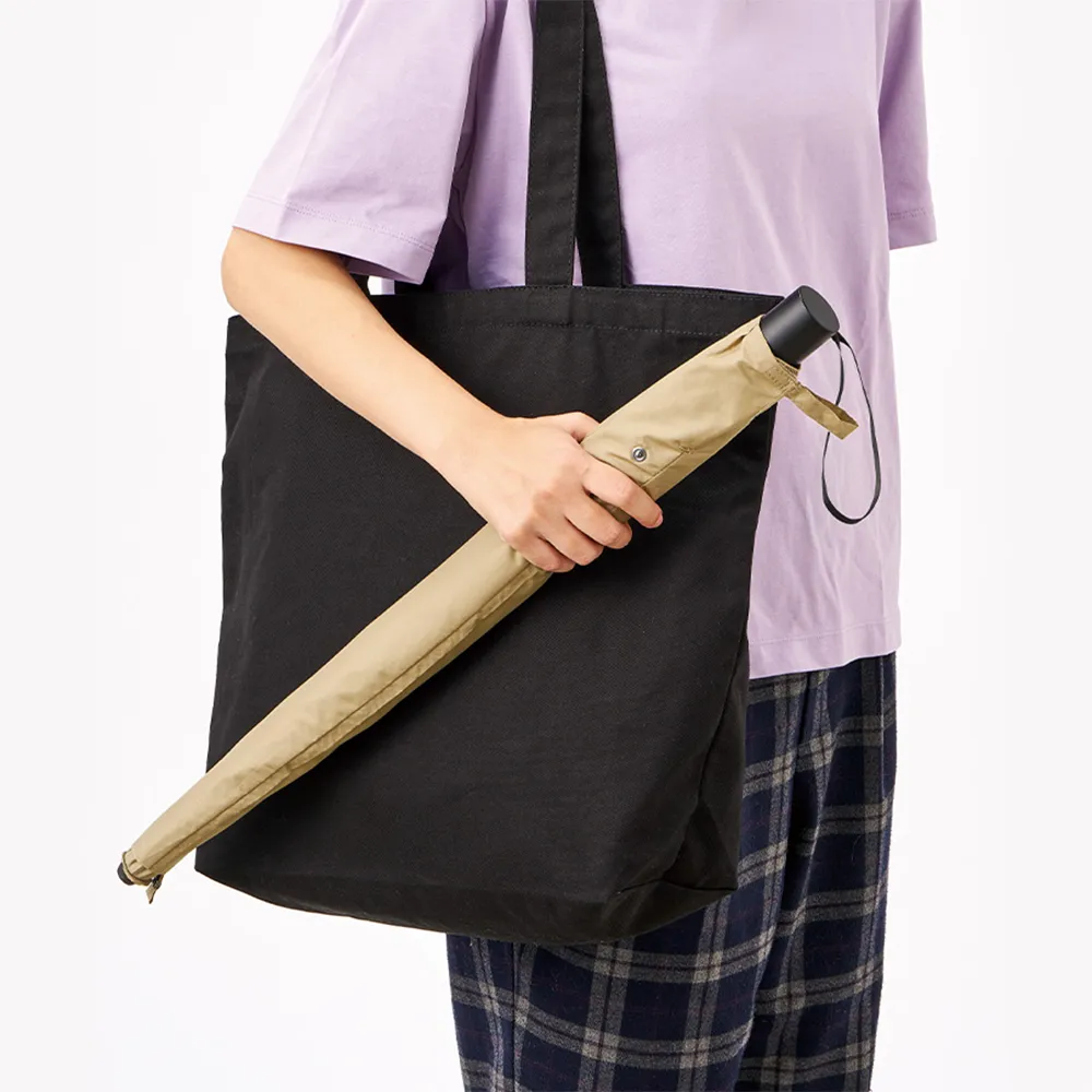 たたんでも伸ばしても使えるUV傘