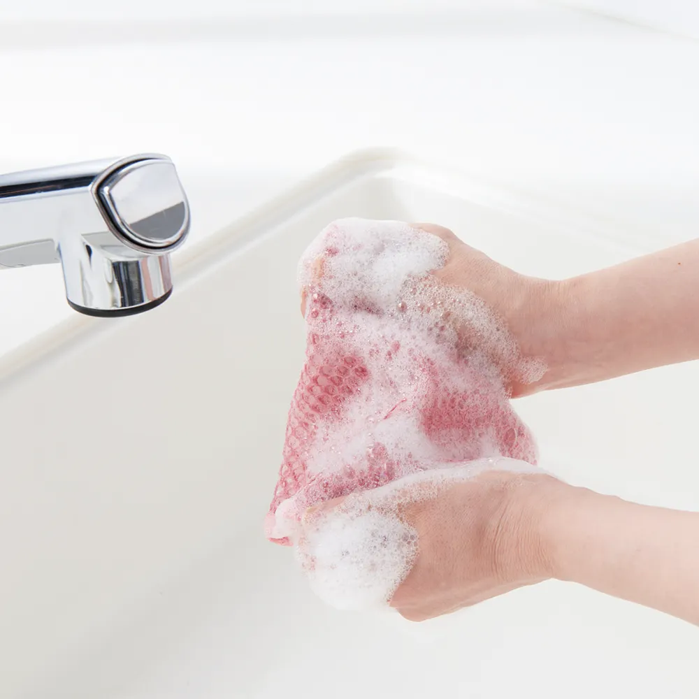 すみっこ洗いも便利!泡立つメッシュクロス