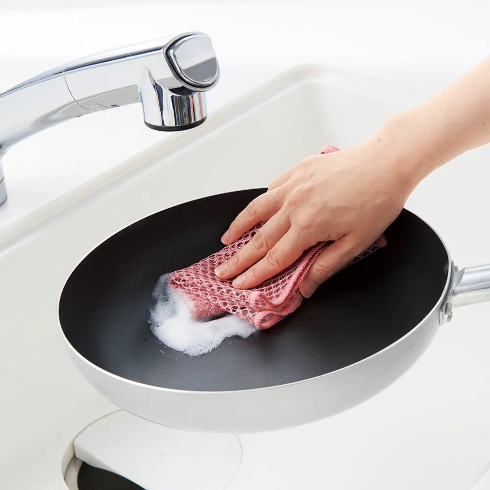 すみっこ洗いも便利!泡立つメッシュクロス