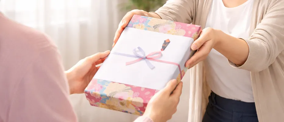熨斗付き記念品を渡している。