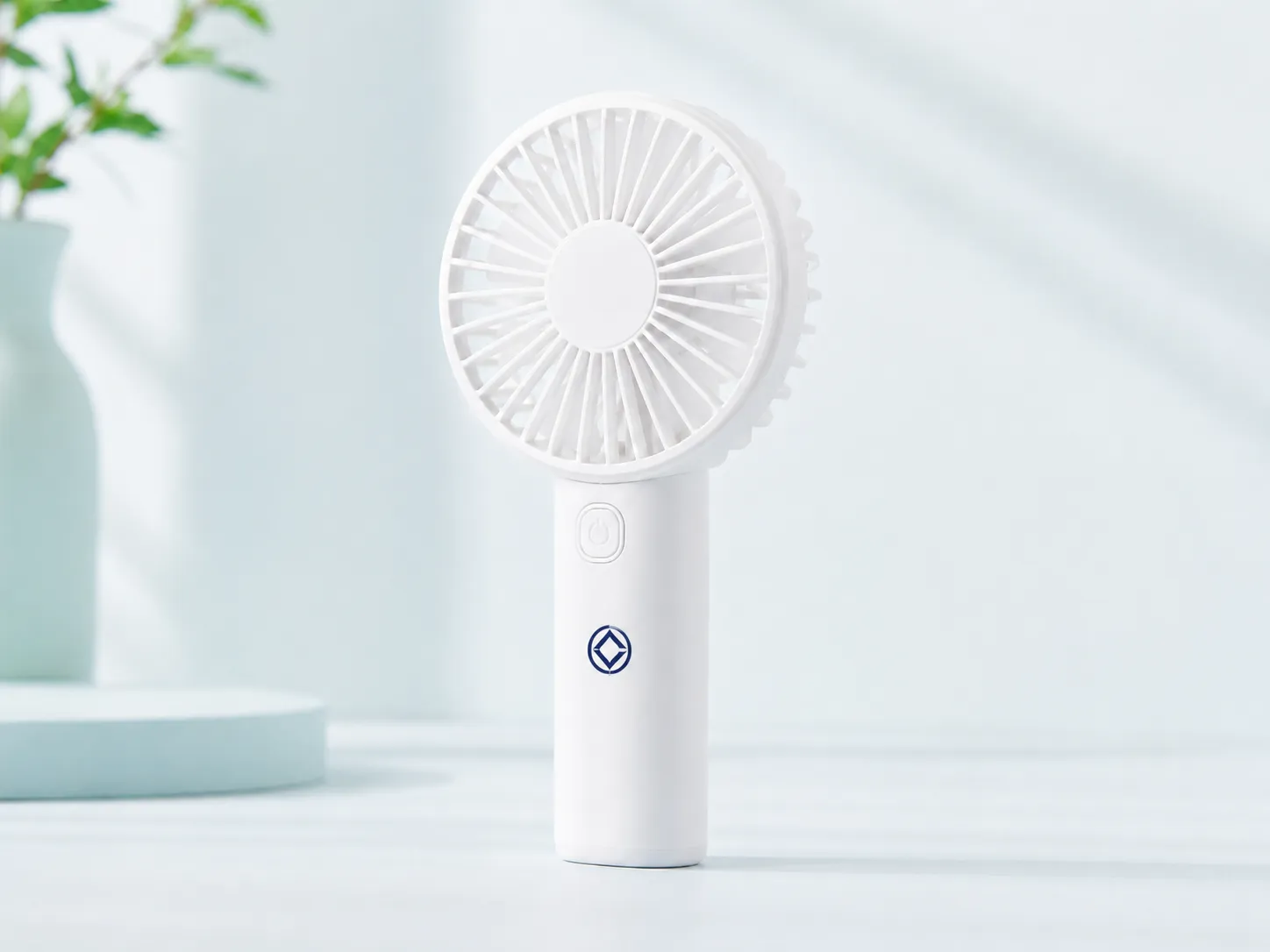 夏の屋外で携帯扇風機として使われるオリジナルハンディファンのノベルティ