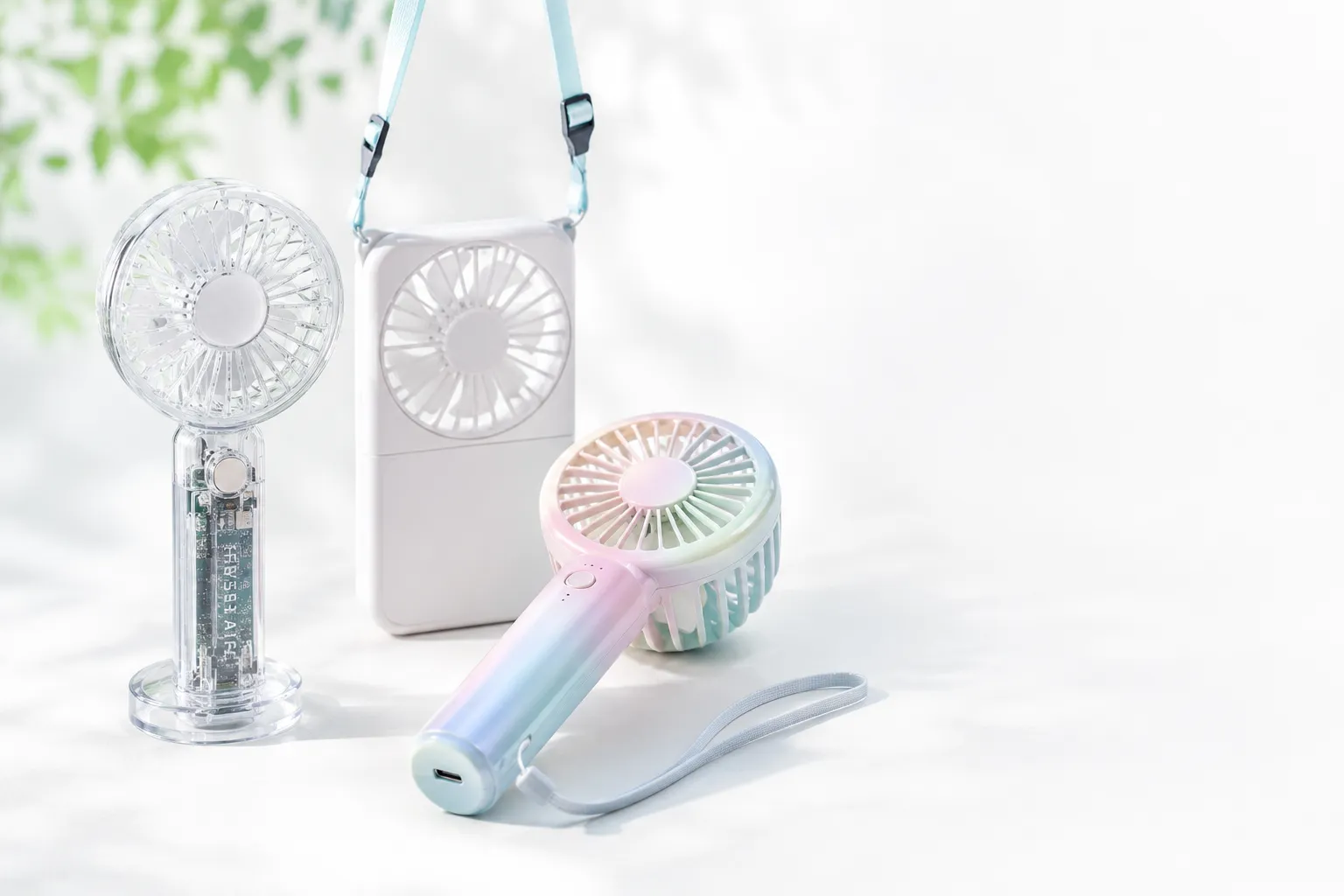 夏の屋外で携帯扇風機として使われるオリジナルハンディファンのノベルティ