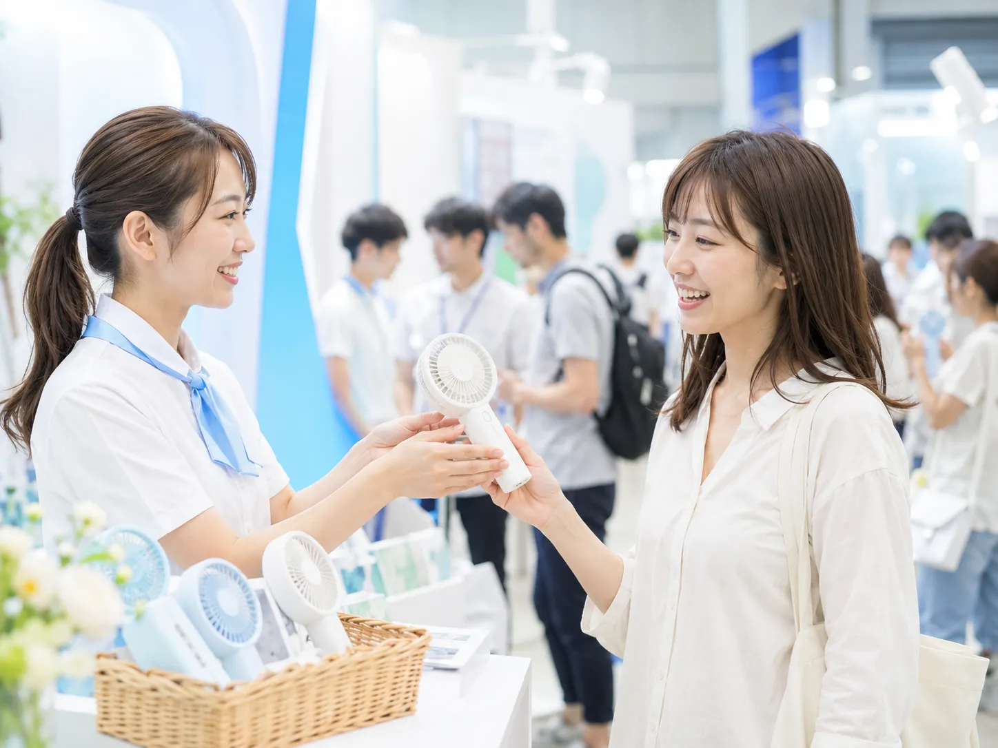 展示会で配布されるノベルティのオリジナルハンディファン