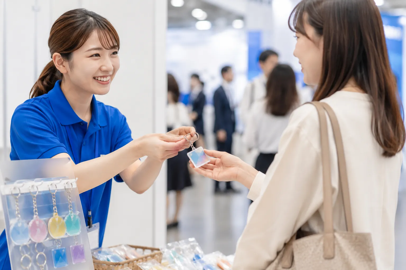 展示会で配布されるノベルティのオリジナルキーホルダー