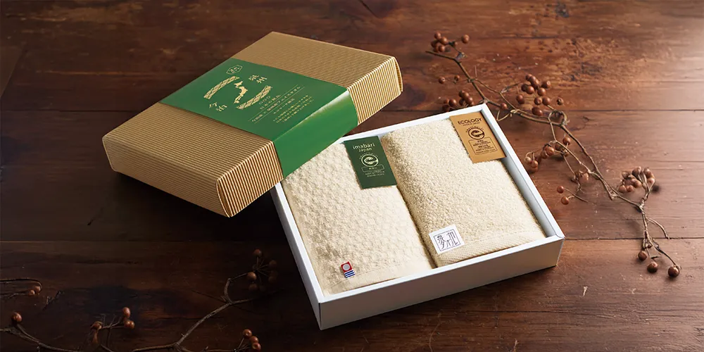 高価そうな名入れタオルが並んだイメージ。