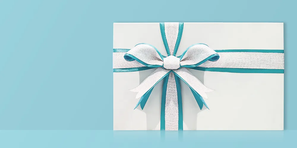 リボンがかかったギフト箱が置いてある。