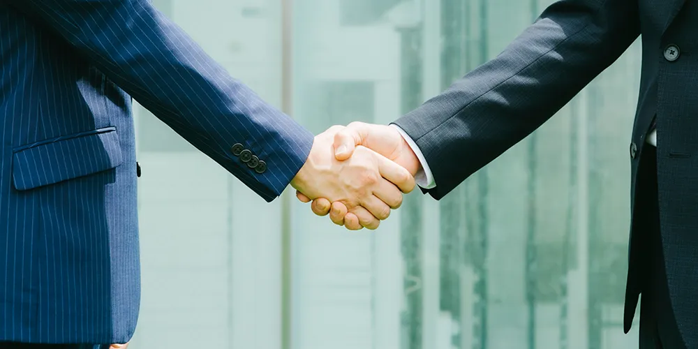 お取引先と握手しているイメージ。