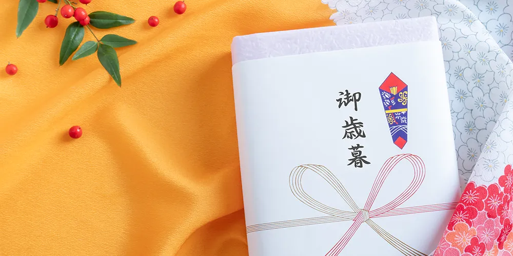熨斗が印刷された用紙に包まれたギフト箱のイメージ。