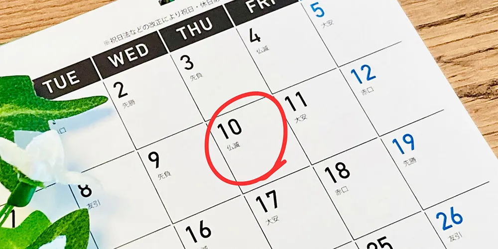 カレンダーに納期日がマークされているイメージ。
