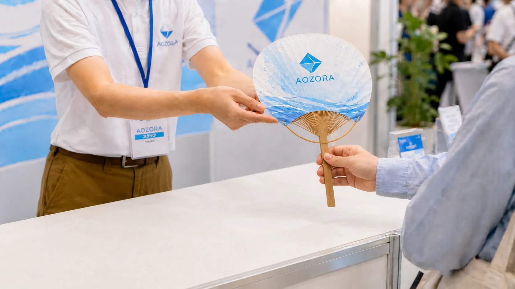 展示会で来場者に配布される企業ノベルティのオリジナル竹うちわ